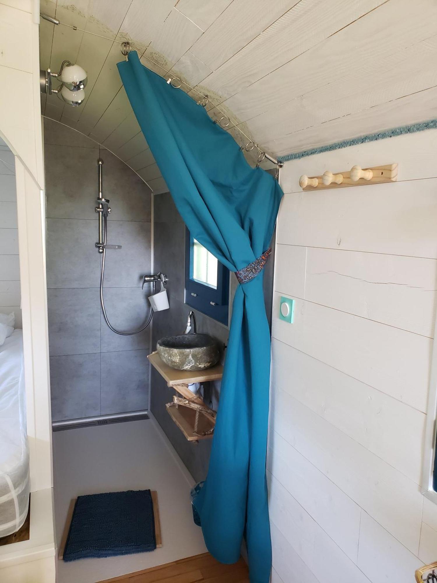 La Roulotte Tiny House Du Mond'Ideal Leval  Dış mekan fotoğraf